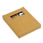 Set composto da 6 matite in legno colorate, temperino in plastica e album, in scatola